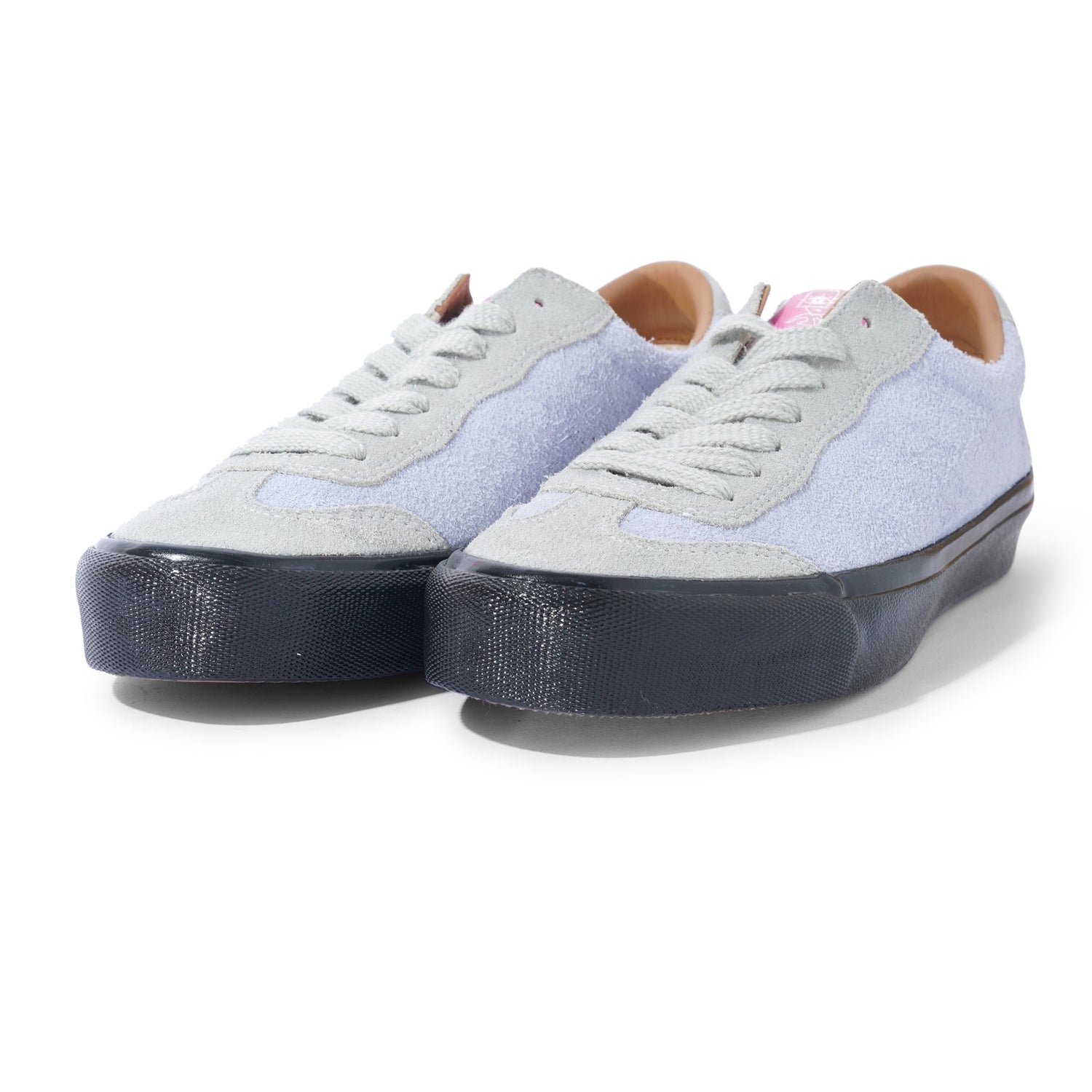 VM004 Milic Leather, Ghost Grey / Black