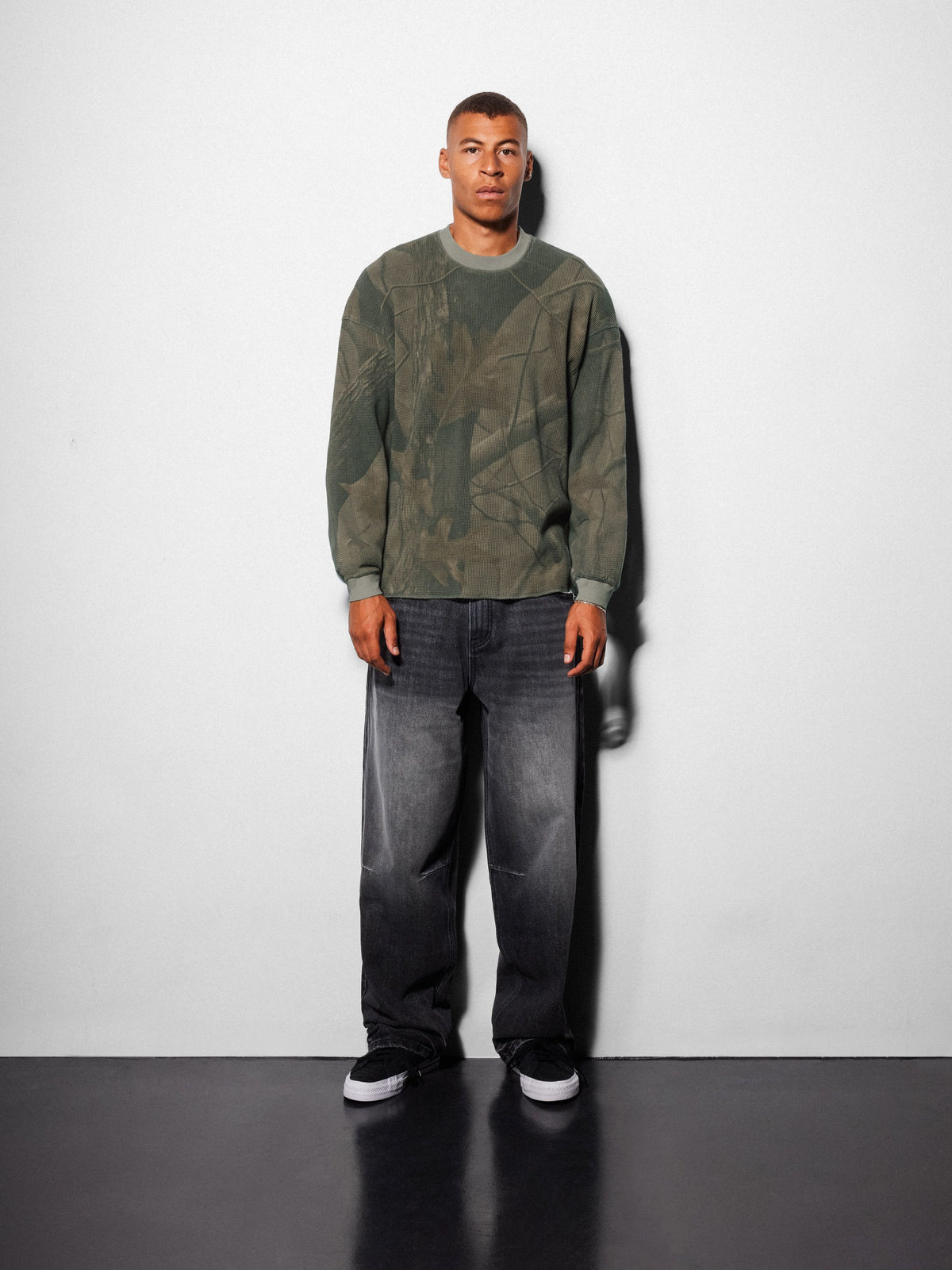 Wide Cut Denim Jeans, Distressed Grey